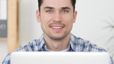 Gülümseyen, yakışıklı Önden Görünüm