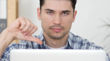 Başparmak aşağı iş yerindeki adam tarafından