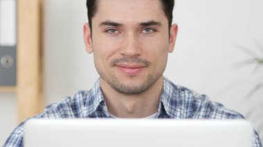 Kamera doğru güvenle bakan adam Olgun