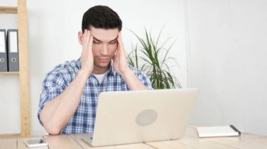 Baş ağrısı, adam el hareketi baş ağrısı