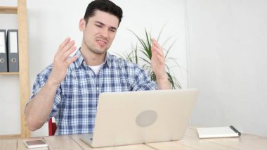 Kızgın adam sorunları ve kusurları için tepki