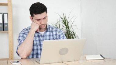 Ofisinde uyuyan yaratıcı adam