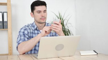 Smartphone, online tarama kullanan adam