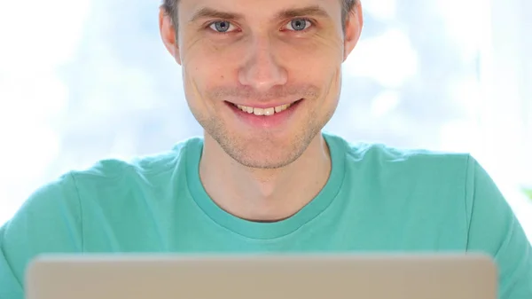 Hombre guapo sonriendo hacia la cámara, Vista frontal — Foto de Stock