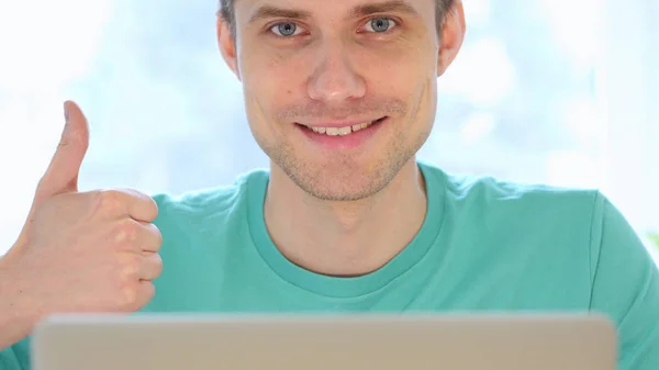 Thumbs Up by Man Working on Laptop, Close Up — Stock Photo, Image