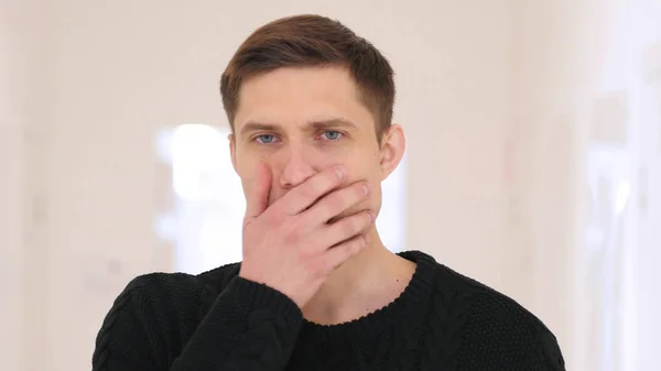 Incroyable par surprise, portrait d'un homme choqué assis au bureau — Photo