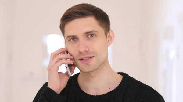 Retrato del hombre hablando por teléfono, Negociación en el móvil —  Fotos de Stock