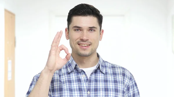 Okay Gesto del hombre guapo en la oficina — Foto de Stock