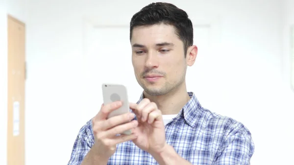 Homme utilisant un smartphone au bureau — Photo