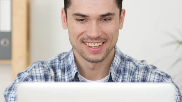 Hombre feliz en el trabajo, Trabajando en el ordenador portátil —  Fotos de Stock