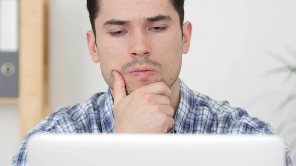 Dalgın yaratıcı Online, önden görünüm çalışan adam