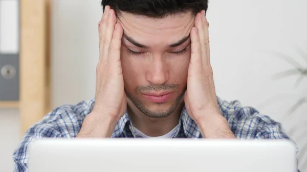 Dolor de cabeza, Hombre que trabaja en el ordenador portátil con dolor de cabeza, Primer plano — Foto de Stock