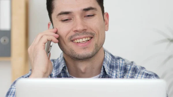 Hombre feliz ocupado hablando por teléfono, discutiendo el trabajo — Foto de Stock