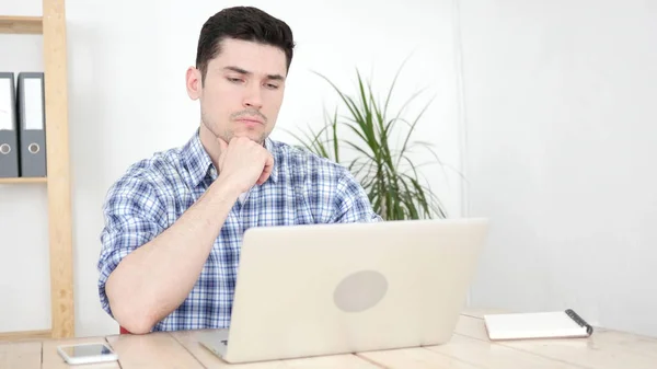 Uomo pensieroso Pensare e lavorare nel suo ufficio — Foto Stock