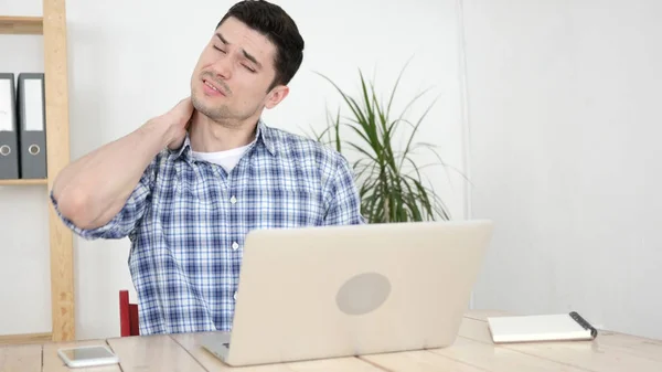 İş yerinde genç adam yorgun