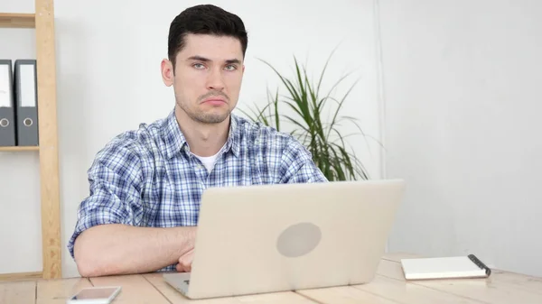 Hombre triste en el trabajo Hombre rechazando trato, decepción — Foto de Stock