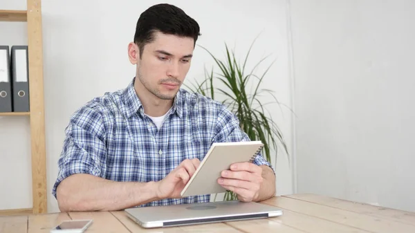 Uomo Utilizzando Tablet PC al lavoro, Navigazione Online — Foto Stock