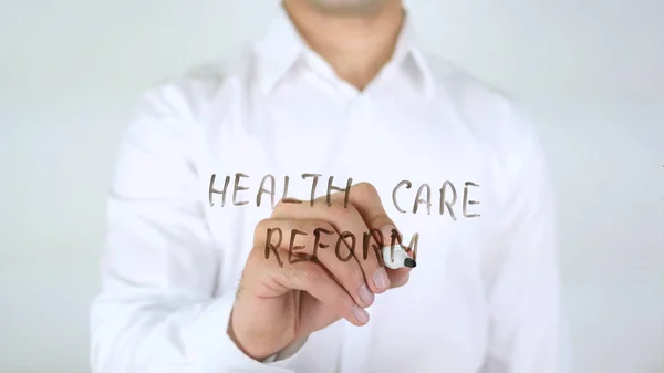 Health Care Reform, Man schrijven op glas — Stockfoto