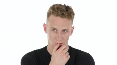 Düşünme, genç adam beyaz arka plan üzerinde beyin fırtınası