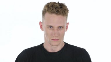 Kızgın, kötüye ve beyaz arka plan üzerinde genç adam bağırıyor