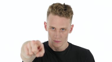 Kamera genç adam beyaz zemin üzerine doğru işaret