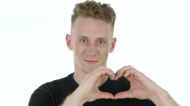 Beyaz arka plan üzerinde genç adam tarafından kalp şekli