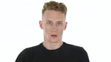 Beyaz arka plan üzerinde şaşkın korkmuş, korkarım genç adam