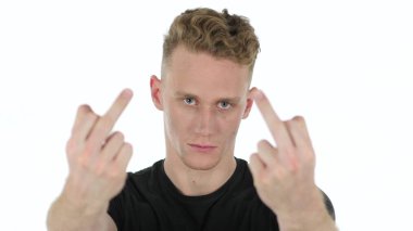 Orta parmak, genç adam beyaz arka plan üzerinde gösterilen