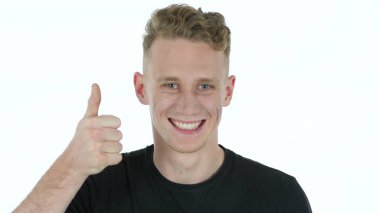 Başparmak yukarıya beyaz arka plan üzerinde genç adam tarafından