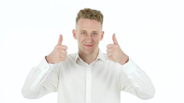 Başparmak yukarıya genç işadamı, beyaz arka plan tarafından