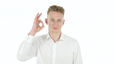 Genç işadamı, beyaz arka plan tarafından iyi jest