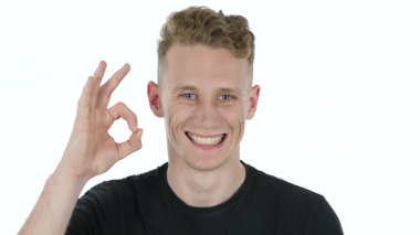 Beyaz arka plan üzerinde genç adam Tamam işareti