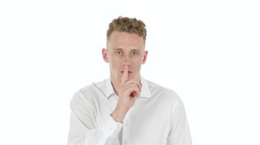 Parmak dilinde, Yooung sessizlik için isteyen işadamı