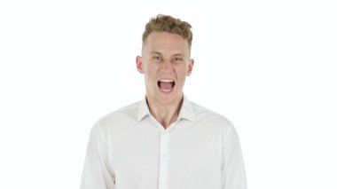 Yüksek sesle genç işadamı, beyaz arka plan çığlık