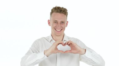 Genç işadamı, el yapımı kalp işareti beyaz arka plan