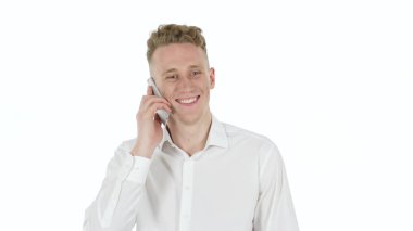 Cep telefonu, beyaz arka plan üzerinde konuşurken mutlu genç işadamı