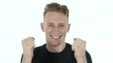 Beyaz arka plan üzerinde başarılı adam kutluyor