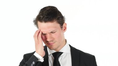 Baş ağrısı, stres ve gerginlik beyaz arka plan üzerinde işadamı için