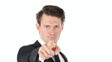 Kamera, beyaz arka plan üzerinde işadamı doğru işaret