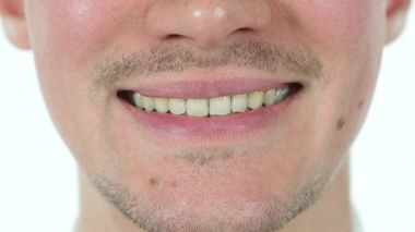 Gülümseyen adam dudaklar yakın çekim