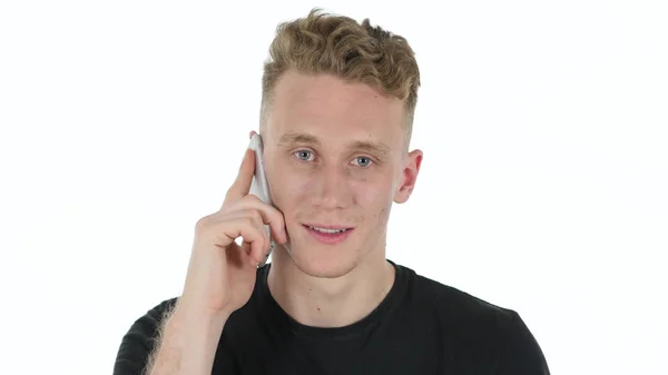 Ung Man på vit bakgrund pratar telefon — Stockfoto
