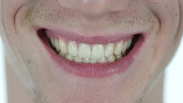 Hombre sonriente, dientes y labios de cerca —  Fotos de Stock