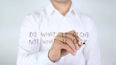 Ne kolay değil sağ olanı yapmak, cam üzerinde yazılı adam