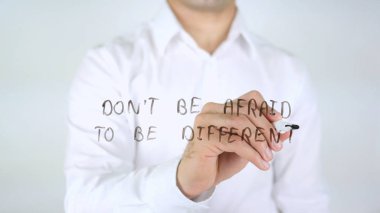 Farklı, cam üzerinde yazılı adam korkmayın