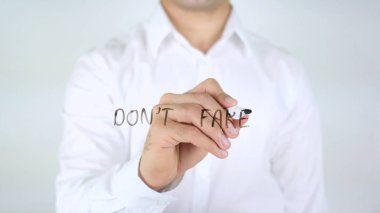 Sahte değil, cam üzerinde yazılı adam