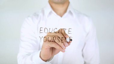 Kendinizi eğitin, cam üzerinde yazılı adam