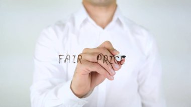 Fiyat adil, cam üzerinde yazılı adam