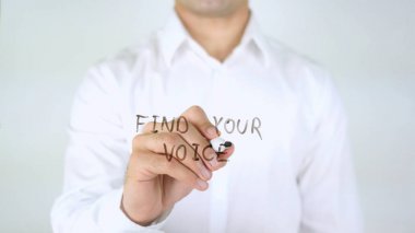 Sesini bulmak, cam üzerinde yazılı adam