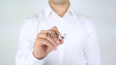 Odaklan, dostum camın üzerine yazma