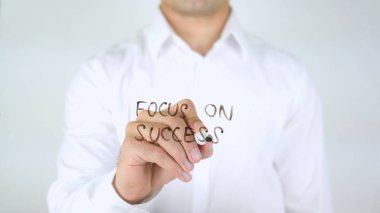 Başarı durumunda odaklanmak, cam üzerinde yazılı adam